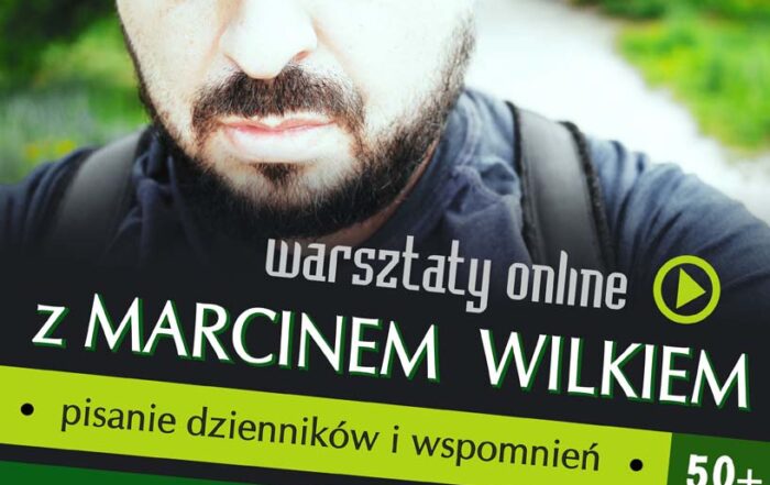 Plakat wydarzenia z dużym zbliżeniem twarzy mężczyzny w czapce i plecakiem na ramionach. U góry czarna belka z napisem Sądeckie Dni Literatury oraz ikonami serwisów. Po prawej zielony bloczek z datami 22.09 i 5.11 oraz rokiem 2020 i godziną 11:00. Przez środek ukośny pas z napisem warsztaty online oraz dużym biało-zielonym imieniem i nazwiskiem. Niżej zielona belka z tekstem pisanie dzienników i wspomnień oraz oznaczeniem 50+. Poniżej informacja o tłumaczeniu na Polski Język Migowy. Obok zdanie o utworzeniu na końcu antologii dostępnej w sieci. U dołu pasek z adresem strony internetowej sbp.nowysacz.pl oraz numerami telefonów 18 443 87 52 i 18 443 83 02 wewnętrzny 29. Na dole logotypy partnerów i informacja o dofinansowaniu ze środków Ministra Kultury i Dziedzictwa Narodowego. Tło w odcieniach zieleni i szarości.