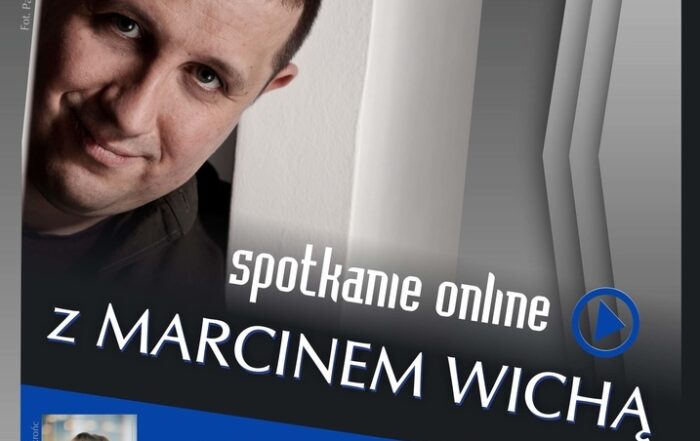 U góry logo Sądeckie Dni Literatury. Po prawej niebieski bloczek z datą 22.10.2020 i godziną 18.00. Tło z dużym portretem Marcina Wichy. Przez środek ukośny napis spotkanie online z Marcinem Wichą z ikoną odtwarzania. Niżej informacja spotkanie poprowadzi Magdalena Kicińska oraz wydarzenie tłumaczone będzie na Polski Język Migowy. Po prawej ikony Zoom i Facebook z napisem Oglądaj z nami. Na dole adres strony internetowej sbp.nowysacz.pl i pasek z logotypami partnerów oraz informacją o dofinansowaniu przez Ministra Kultury i Dziedzictwa Narodowego. Kolorystyka szarości i granatów.