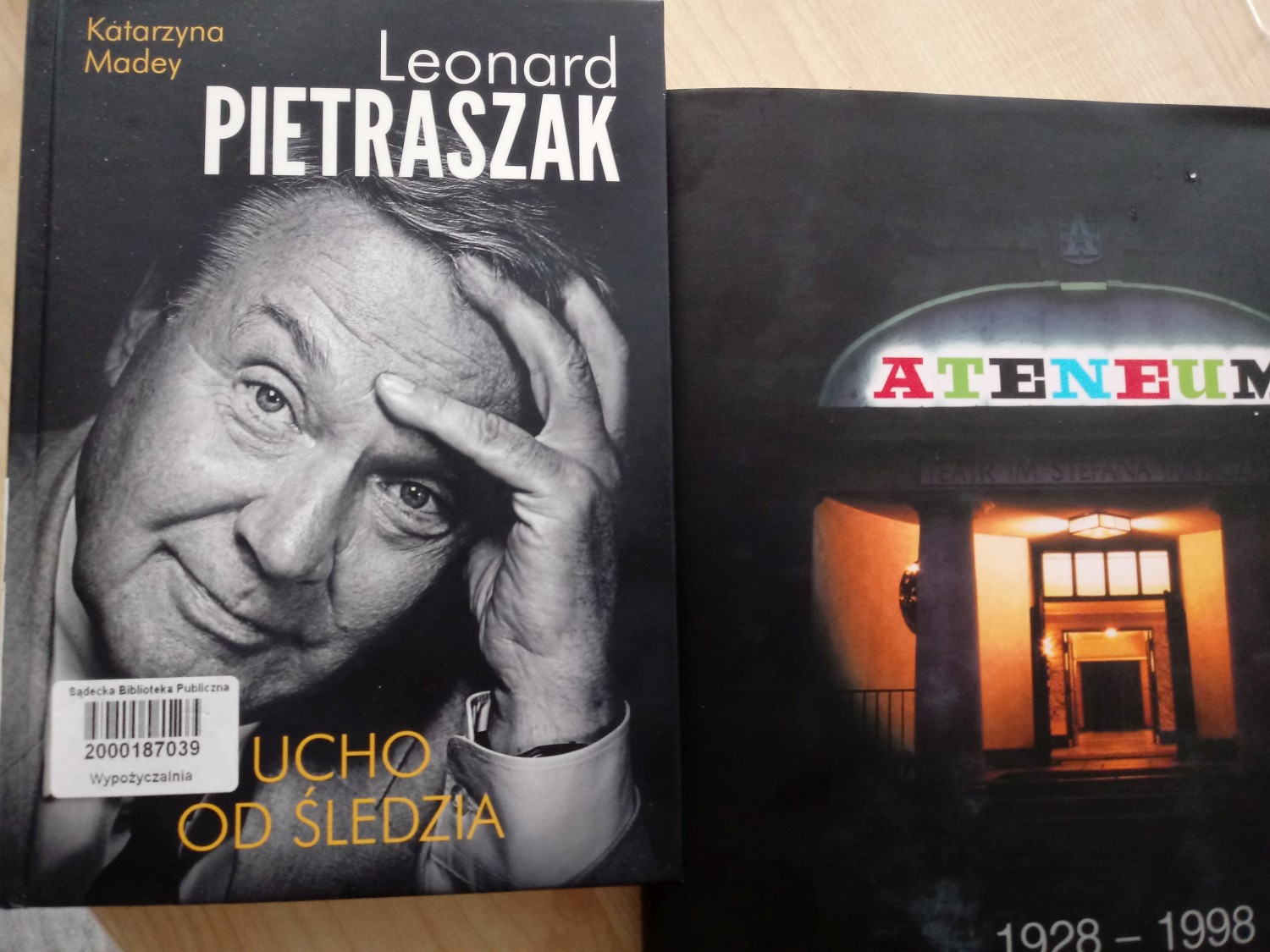 Dwie książki położone obok siebie.