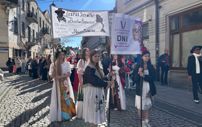 Pochód postaci literackich na Jagielońskiej.