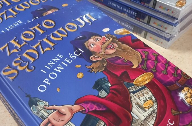 Zbliżenie na książkę "Złoto Sędziwoja i inne opowieści". Na okładce ilustracja starszego mężczyzny z brodą i w bordowym płaszczu. Rozrzuca złote monety, za nim w tle wieża ratusza w Nowym Sączu. Na okładce napis: Jadwiga Marzec, ilustracje: Jadwiga Żelazny.