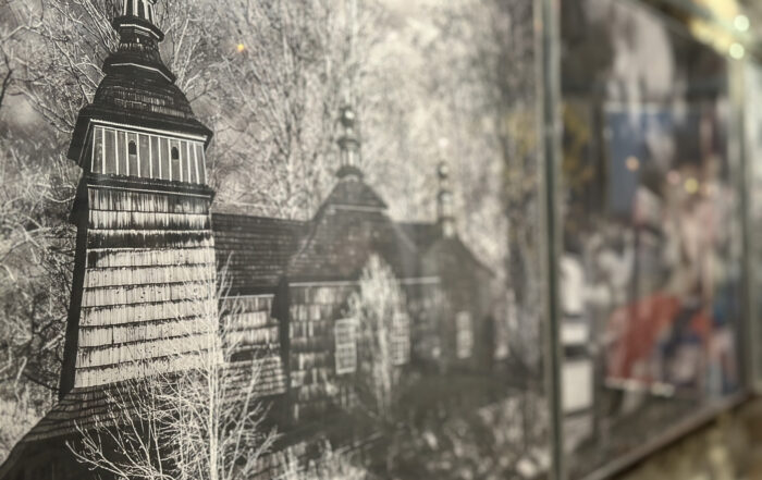 Przybliżenie na zdjęcie drewnianego kościoła.