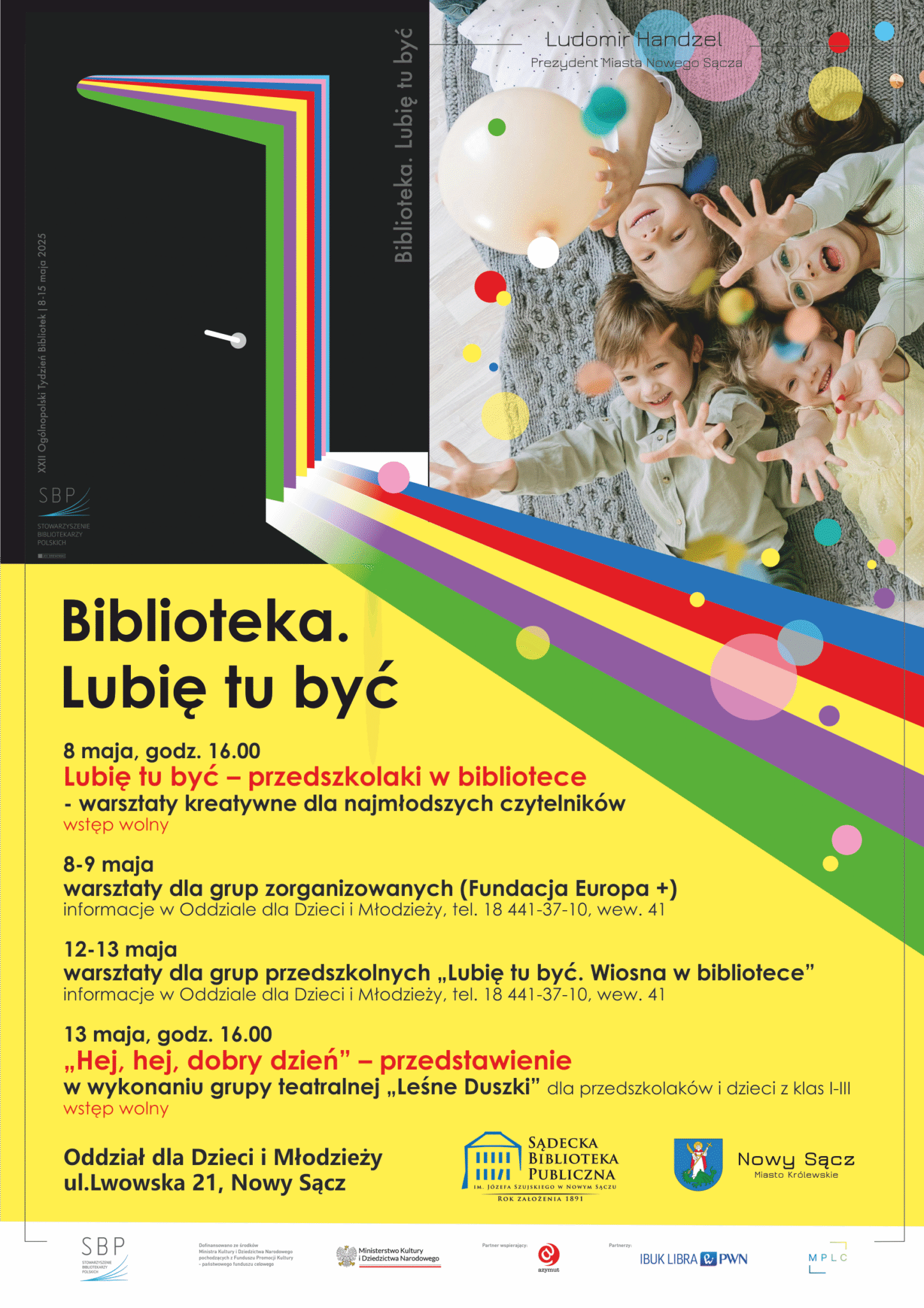 Plakat promujący bibliotekę. U góry kolorowe zdjęcie czwórki uśmiechniętych dzieci oraz grafika otwartej książki z kolorowymi stronami. Na dole, na żółtym tle, program obchodów w czarnym kolorze.