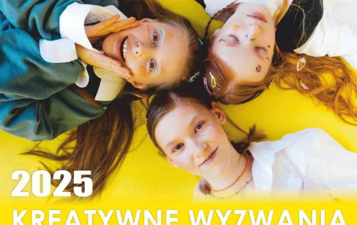 Trzy dziewczynki leżą na żółtym tle, stykają się głowami. Jedna z nich ma otwarte oczy i spięte włosy, druga trzyma dłonie na policzkach w geście zaskoczenia lub ekscytacji. Trzecia dziewczynka ma zamknięte oczy. U dołu napis Kreatywne Wyzwania 2025