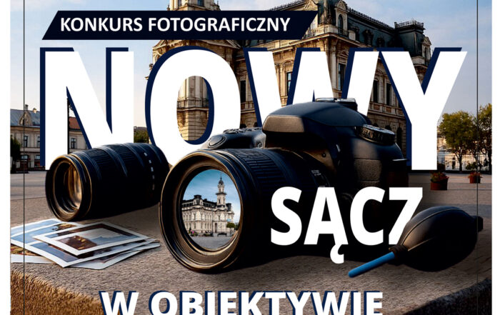 Plakat zachęcający do wzięcia udziału w konkursie fotograficznym. W centrum - nowosądecki ratusz i aparat fotograficzny oraz podpis - Nowy Sącz w obiektywie. Na dole szczegółowe informacje o konkursie.